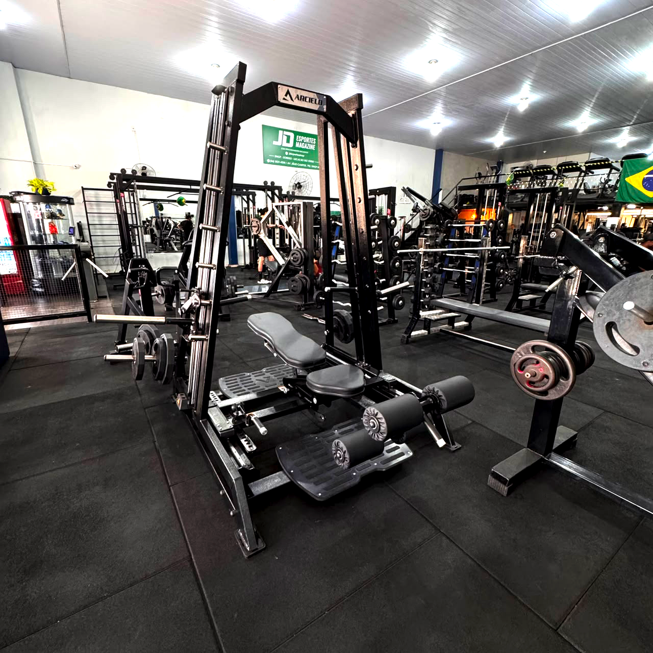 Smith Machine + área de peso livre